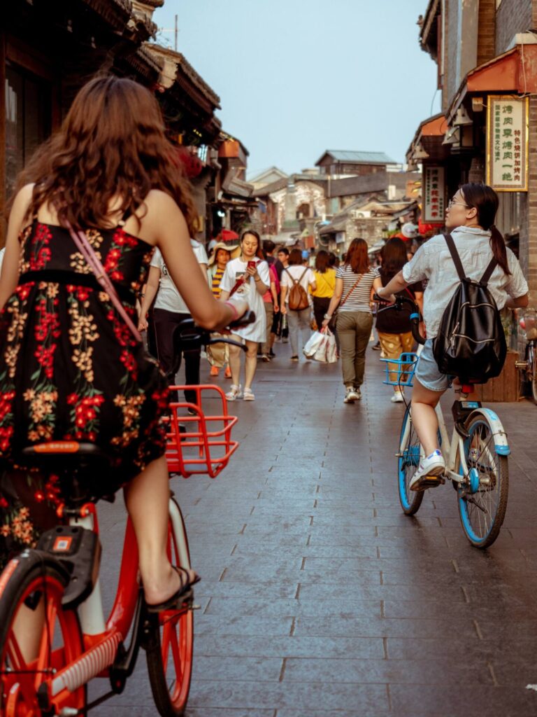 Pessoas andando nas ruas da China (por Jamie Street/Unsplash)