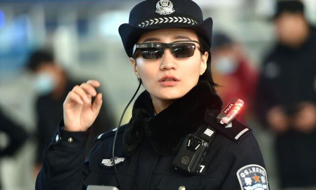 Policial usando óculos dom tecnologia AI